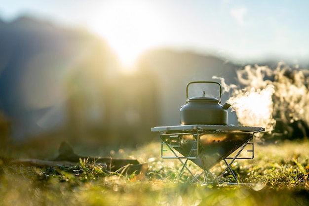 Mise au point sélective d'une cafetière bouillante à l'extérieur