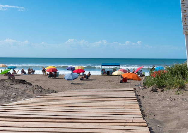 Mise au point sélective d'un chemin en bois pour accéder à la plage