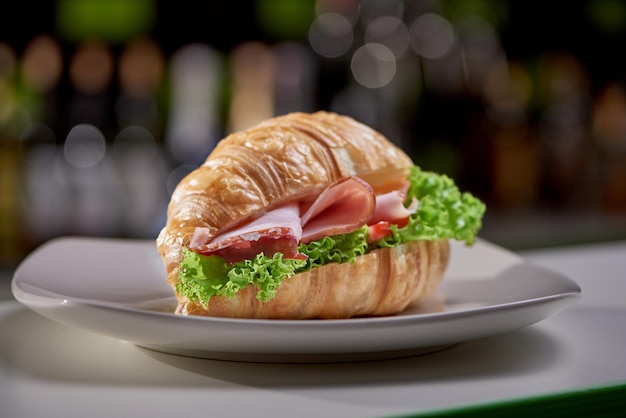 Mise au point sélective d'un croissant savoureux récemment préparé au café