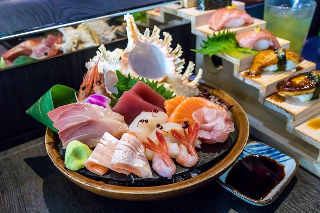 mise au point sélective décorée sashimi dans un bol avec de la glace