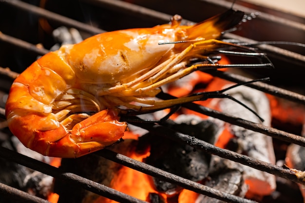 Mise au point sélective Délicieuse broche de crevette grillée sur une brochette