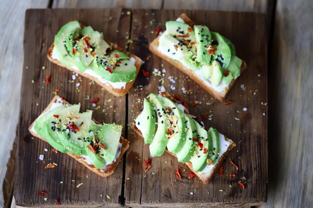 Mise au point sélective. Délicieux toast à l'avocat sur une planche de bois.