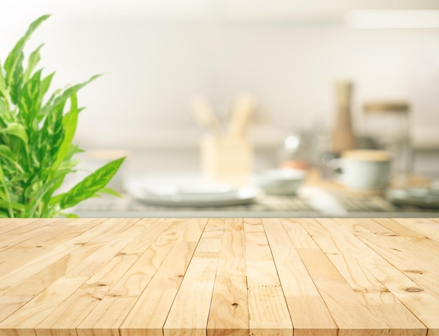 Mise au point sélective Dessus de table en bois sur fond de comptoir de cuisine flou