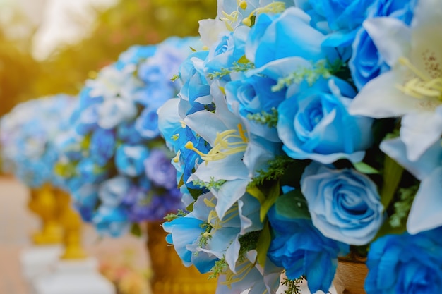 Mise au point sélective du bouquet bleu de fleurs artificielles