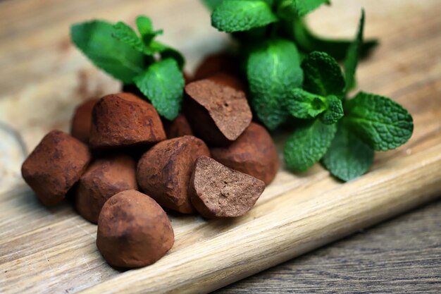 Mise au point sélective. Feuilles de menthe fraîche et truffe menthe chocolat. Chocolat à la menthe.