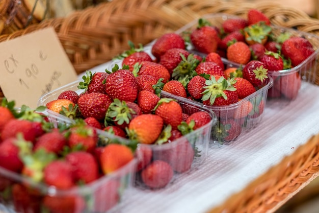 Mise au point sélective de fraises sur un marché