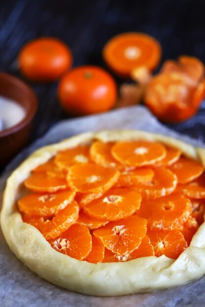 Mise au point sélective Galette mandarine avant la cuisson Galette aux agrumes de cuisson