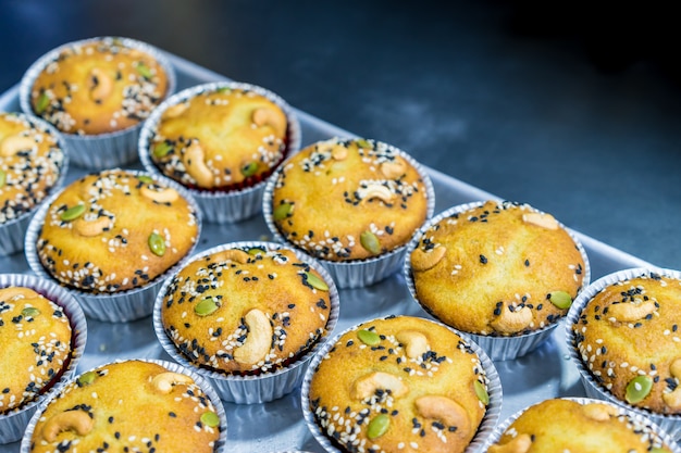 Mise au point sélective Garniture de gâteau à la banane et aux amandes dans un plateau