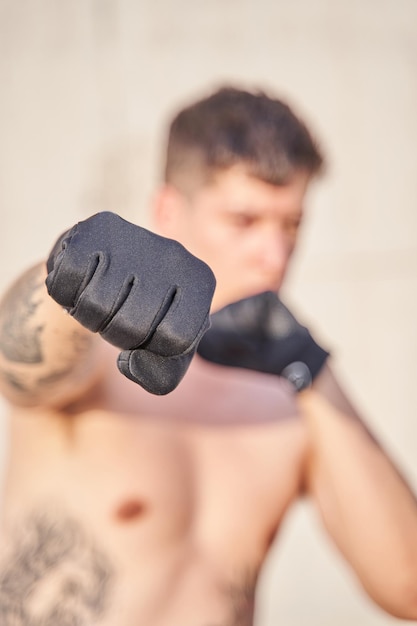 Mise au point sélective sur un homme avec des gants lançant un poing