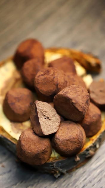 Mise au point sélective. Macro. Truffes au chocolat sur une surface en bois.