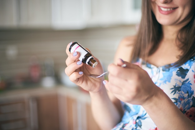 Mise au point sélective de la médecine entre les mains de la femme enceinte