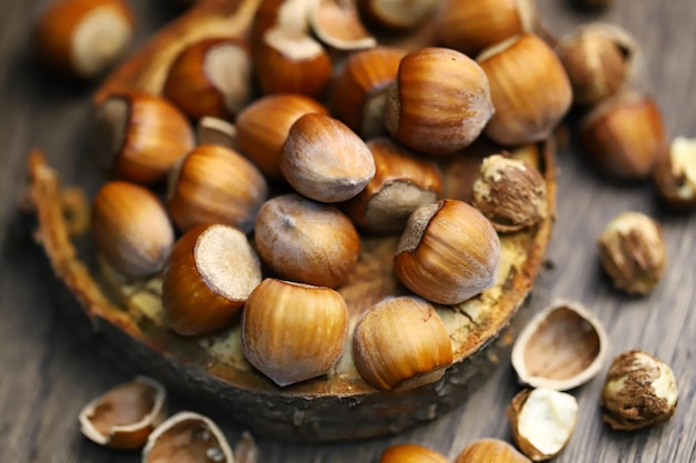 Mise au point sélective. Noisettes, pelées et pelées sur une surface en bois.