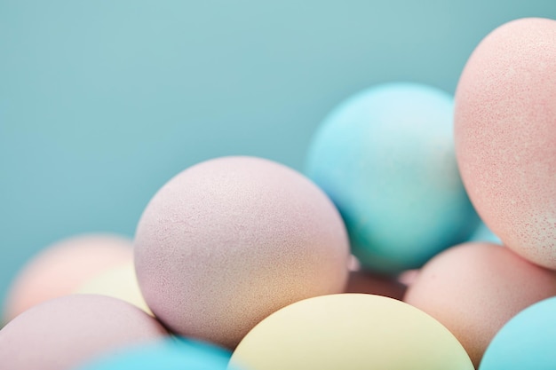 Mise au point sélective des oeufs de pâques peints sur fond bleu