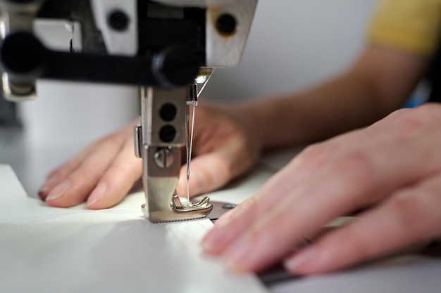 Mise au point sélective sur les petits détails métalliques ou en acier de la machine à coudre électrique