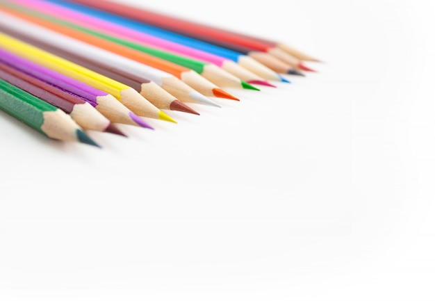 Mise au point sélective sur les pointes de crayons de couleur