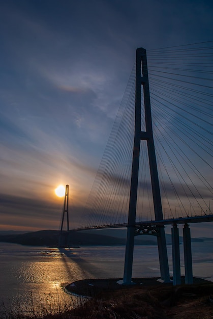 Mise au point sélective Pont de câble Ville de nuit Vladivostok