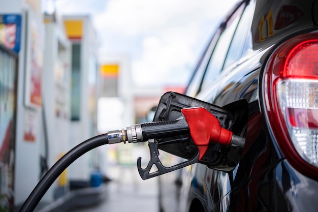 Mise au point sélective Ravitaillement de la voiture en diesel dans une station-service Ravitaillement de la voiture à la station-service