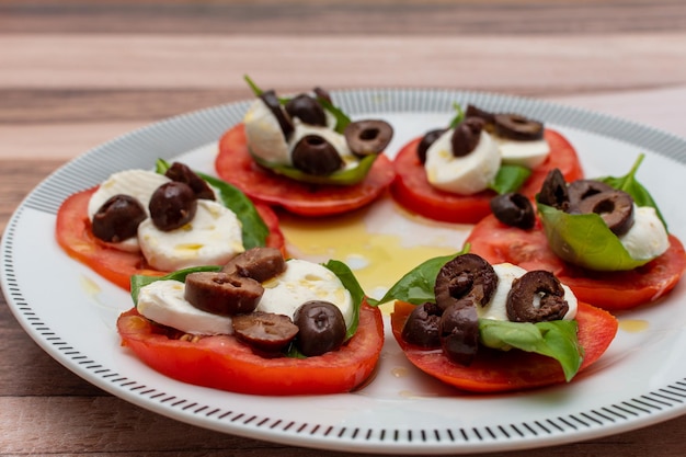 Mise au point sélective d'une salade de bocconcino au basilic et aux olives