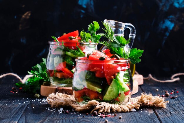 Mise au point sélective de salade végétarienne de légumes