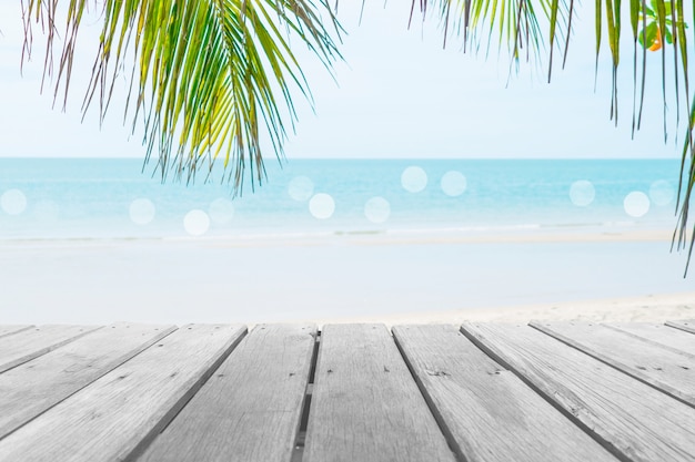 Mise au point sélective de la vieille table en bois avec belle plage