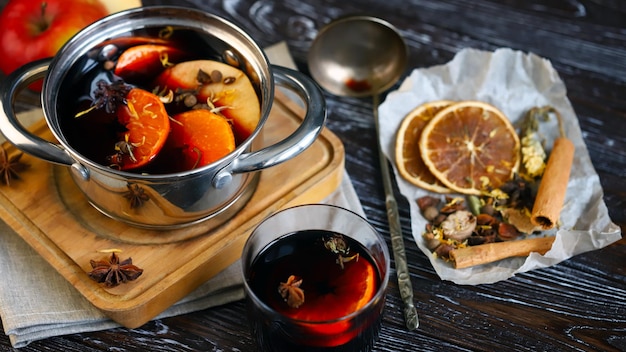 Mise au point sélective. Vin chaud aux agrumes et vin rouge.