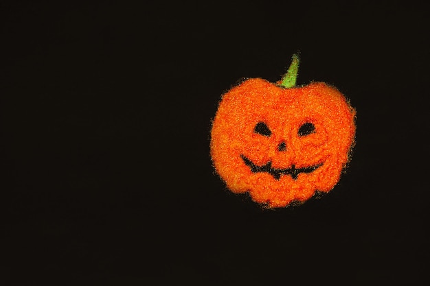 Mise en page de citrouille pour Halloween sur fond noir avec des paillettes orange