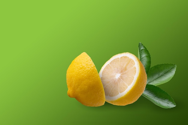 Mise en page créative à base de fruits de citron frais tranchés isolés sur fond vert