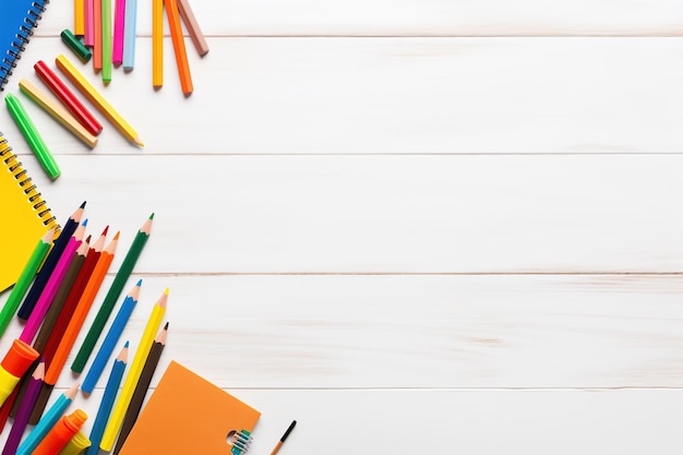 Mise en page créative du concept de retour à l'école avec diverses fournitures scolaires sur une table de bureau blanche