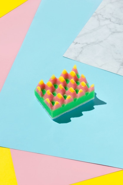 Mise en page créative avec une éponge pour la vaisselle sur multicolore