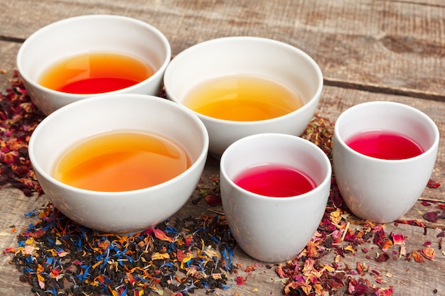 Mise en page créative faite de tasse de tisane sur un bois