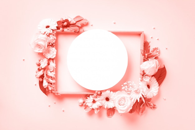 Mise En Page Créative Avec Des Fleurs Blanches, Cercle De Papier Pour Fond Sur Fond Rose Pastel. Concept De Printemps Et D'été En Couleur Corail Vivant.