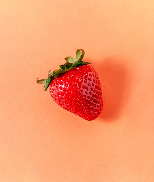 Mise en page créative en fraise. Concept alimentaire. Minimalisme d'été. Mise à plat.