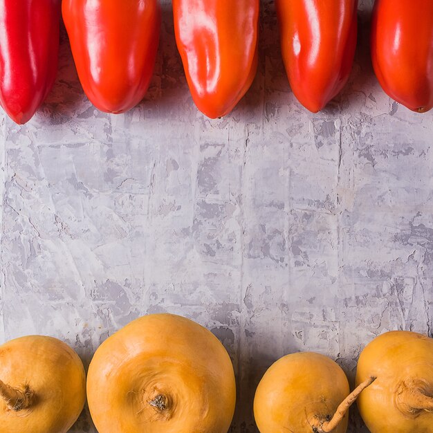 Photo mise en page avec différents légumes et espace copie pour le texte.