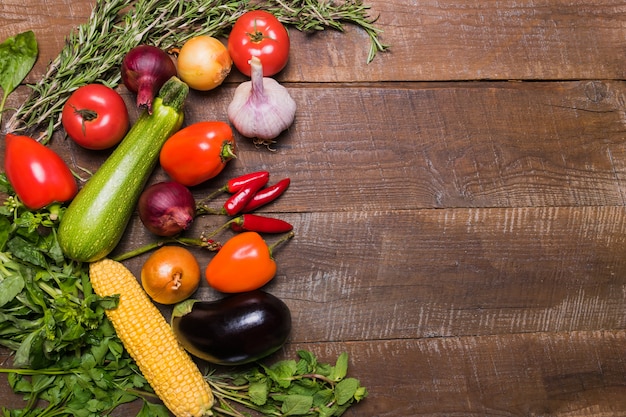 Mise en page avec différents légumes sur une vieille table en bois avec espace de copie.