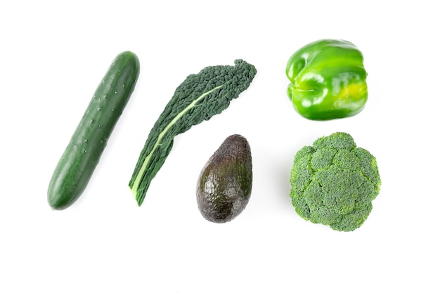 Mise en page faite de légumes verts et de fruits isolés sur fond blanc