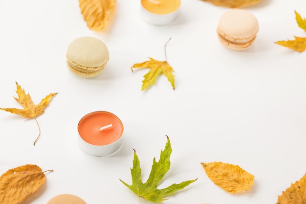 Mise en page plate d'automne avec des bougies laisse des macarons