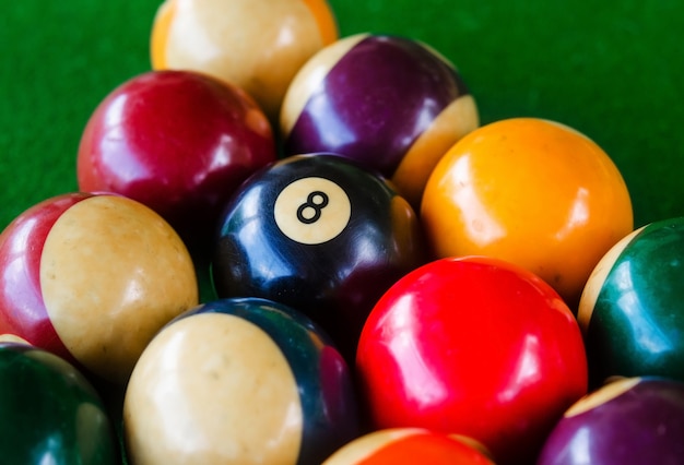 Mise en place des boules de billard sur la table