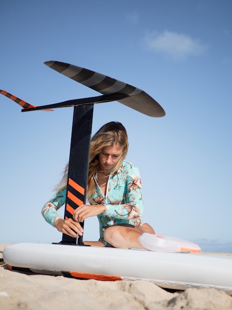 Mise en place de la planche de surf hydrofoil