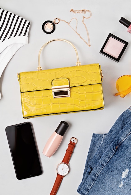 Mise à Plat Avec Des Accessoires De Mode Femme Dans Des Couleurs Jaunes. Mode, Blog De Beauté En Ligne, Style D'été, Concept De Shopping Et De Tendances