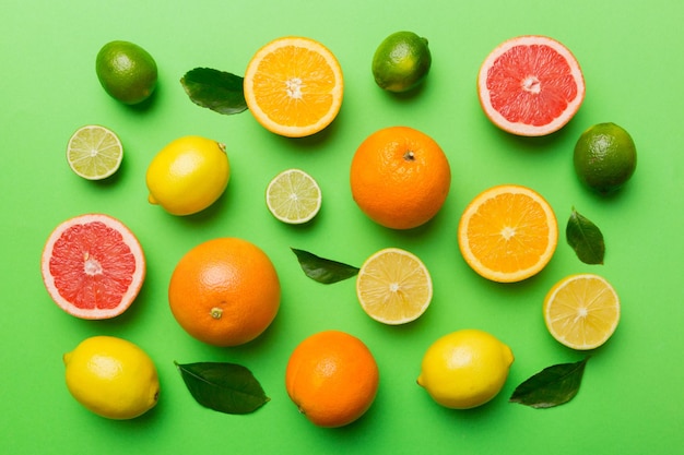 Mise à plat d'agrumes comme l'orange citron vert et le citron avec des feuilles de citronnier sur fond de couleur claire Espace pour le texte concept sain Vue de dessus