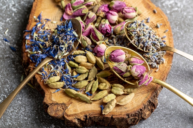 Mise à plat d'assortiment d'épices sur planche de bois