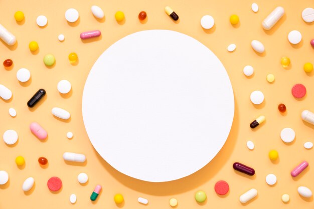 Mise à plat d'assortiment de pilules avec cercle au milieu