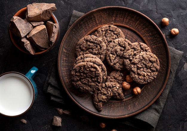 Mise à Plat De Biscuits Au Chocolat Sur Une Plaque Avec Des Noisettes Et Du Lait