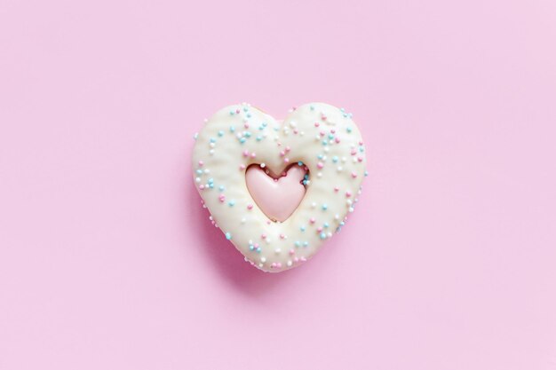 Mise à Plat De Biscuits En Pain D'épice En Forme De Coeur Avec Pépites Et Glaçage Sur Fond Rose. Vue De Dessus De La Savoureuse Boulangerie De La Saint-valentin, Boulangerie Maison Pour Des Vacances Romantiques