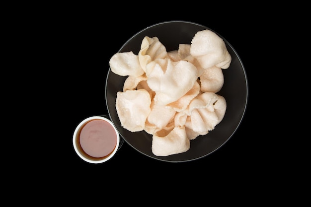 Mise à plat d'un bol de chips de crevettes et de sauce