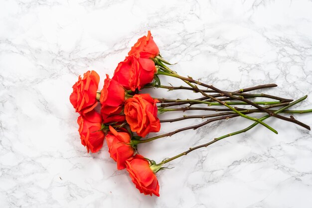 Mise à plat. Bouquet de rouge sur fond de marbre.