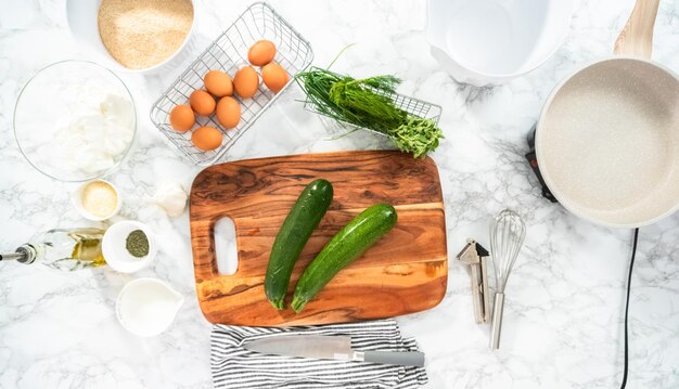 Mise à plat. Calibrage de courgettes bio pour faire des galettes de courgettes.