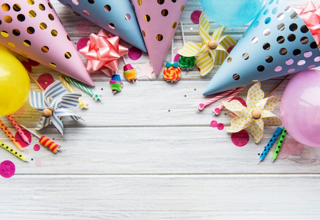 Mise à plat avec des chapeaux d'anniversaire, des confettis et des rubans