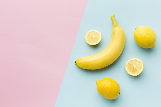 Mise à plat de citrons et bananes avec espace copie