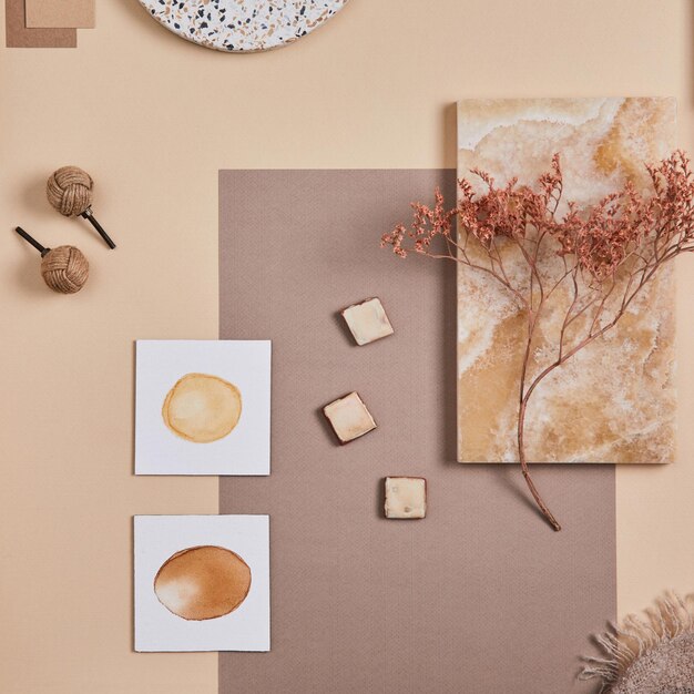 Mise à plat d'une composition de moodboard d'architecte élégant avec des échantillons beiges de panneaux et de carreaux de lamelles en bois de peinture textile Vue de dessus Modèle d'espace de copie